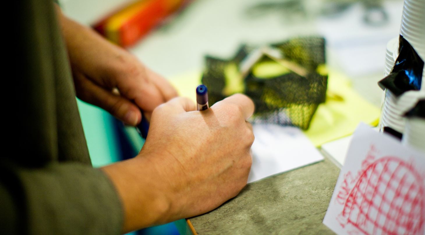 Skriveredskab i h�nd